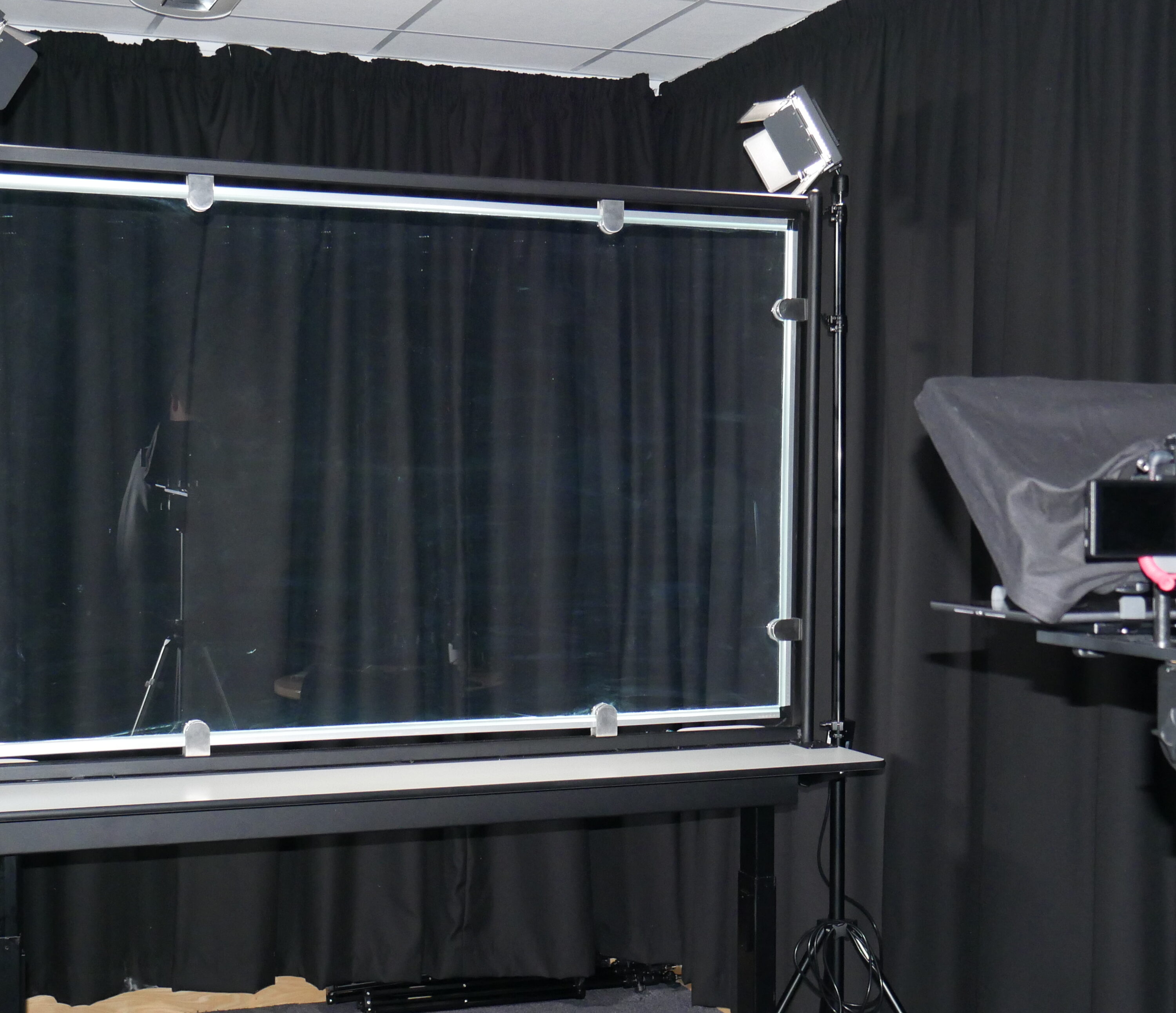 Looking glass used for online teaching