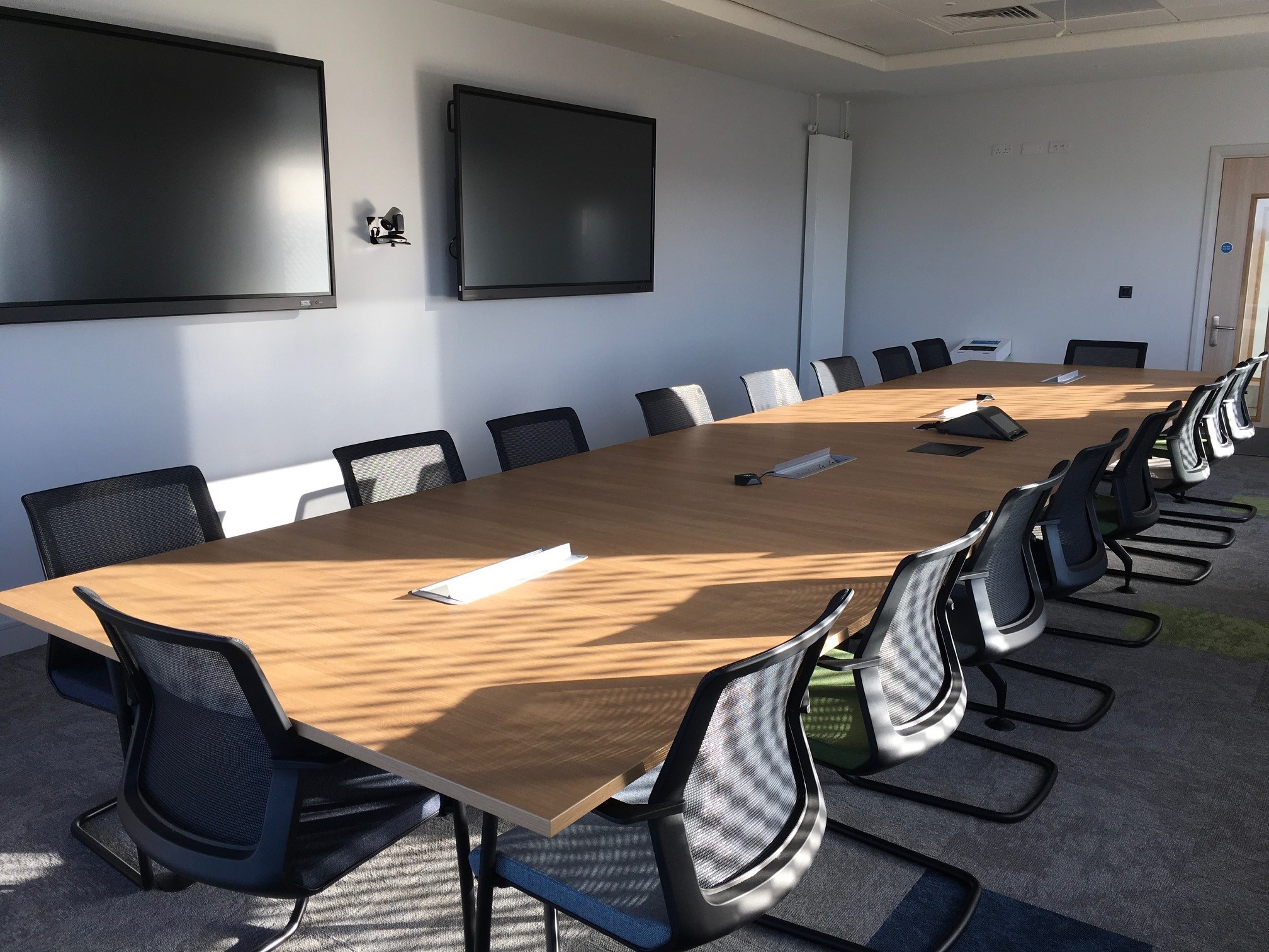 https://www.uniav.com/wp-content/uploads/2022/05/Boardroom4.jpg